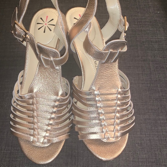 EUC ‼️Isaac Mizrahi Gold Fisherman Leather Wedge - Picture 2 of 6